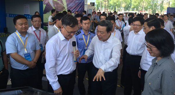 天下“清静生产月”和 “清静生产万里行”运动在江阴启动 清华大学公共清静研究院携蓝狮娱乐官网手机版科技受邀加入启动仪式 天下“清静生产月”和 “清静生产万里行”运动在江阴启动 清华大学公共清静研究院携蓝狮娱乐官网手机版科技受邀加入启动仪式